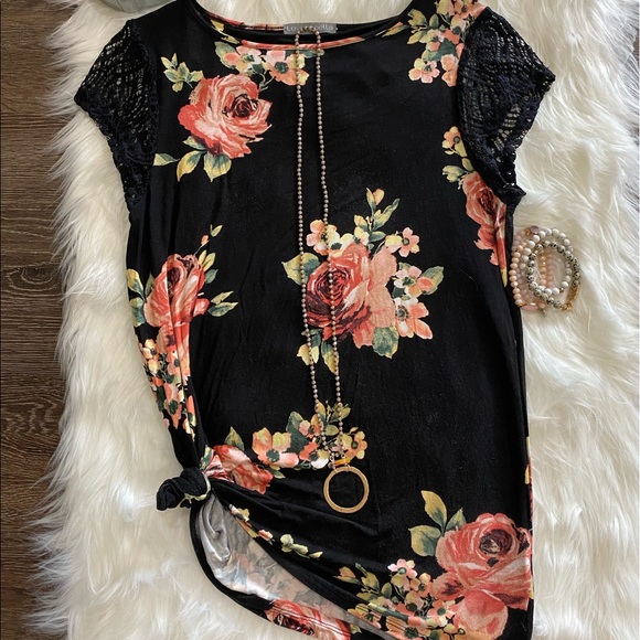 Loveappella Tops - 4/$30 Ladies Floral Blouse.